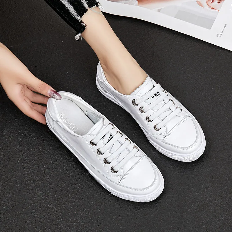 2025 Zapatillas de deporte de cuero genuino para mujer, zapatos blancos pequeños de talla grande, zapatos vulcanizados a la moda para mujer, Zapatillas planas de verano para mujer