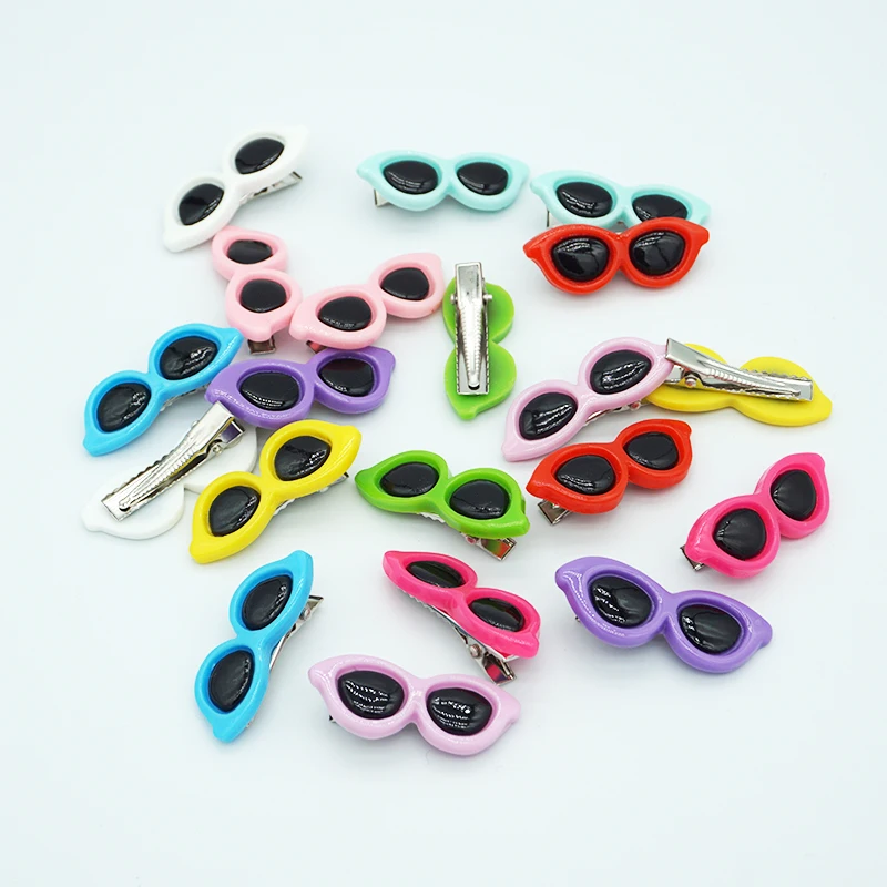 10 piezas de pinzas de plástico para el pelo de mascotas, gafas de sol con forma de horquilla para perros pequeños, 10 colores, bonitos accesorios para el cabello para el cuidado de perros con forma de corazón