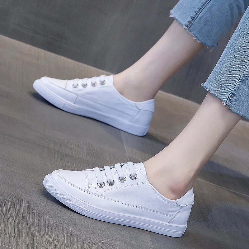 2025 Zapatillas de deporte de cuero genuino para mujer, zapatos blancos pequeños de talla grande, zapatos vulcanizados a la moda para mujer, Zapatillas planas de verano para mujer
