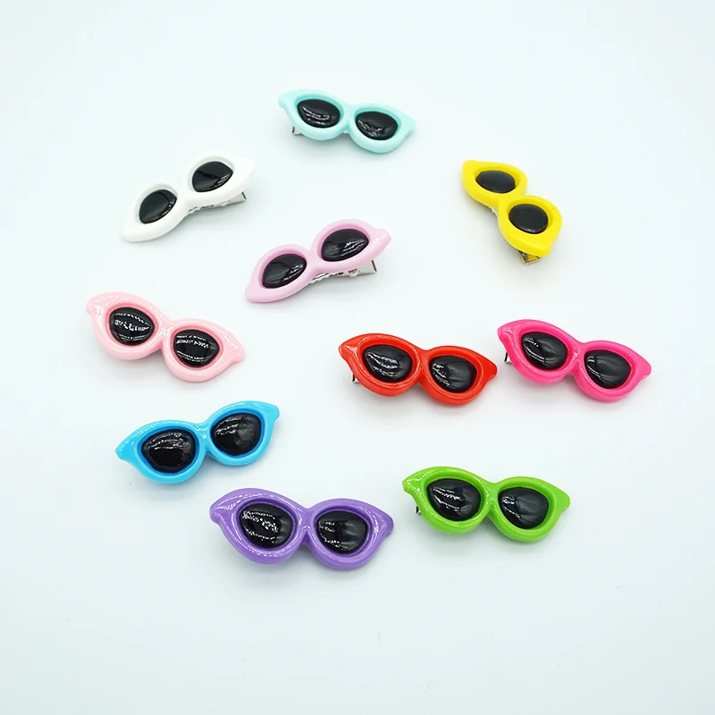 10 piezas de pinzas de plástico para el pelo de mascotas, gafas de sol con forma de horquilla para perros pequeños, 10 colores, bonitos accesorios para el cabello para el cuidado de perros con forma de corazón