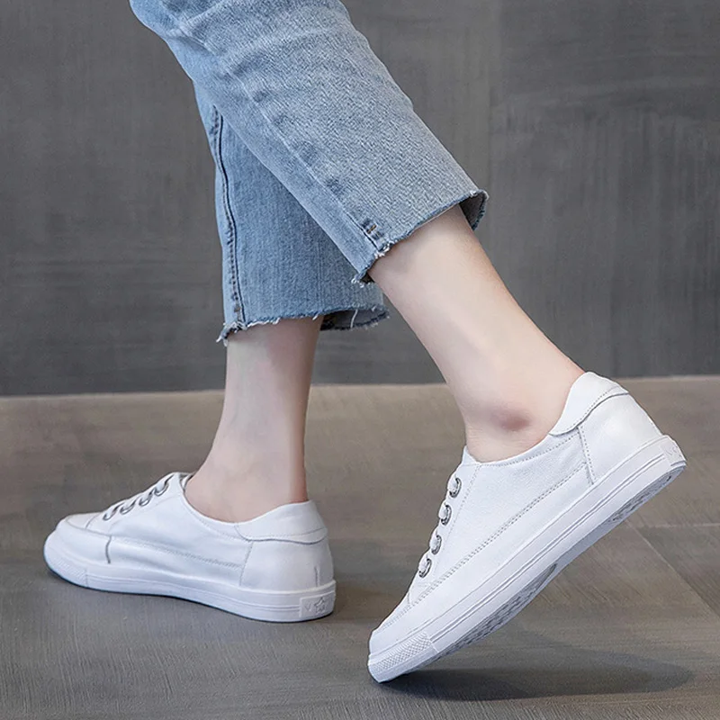 2025 Zapatillas de deporte de cuero genuino para mujer, zapatos blancos pequeños de talla grande, zapatos vulcanizados a la moda para mujer, Zapatillas planas de verano para mujer