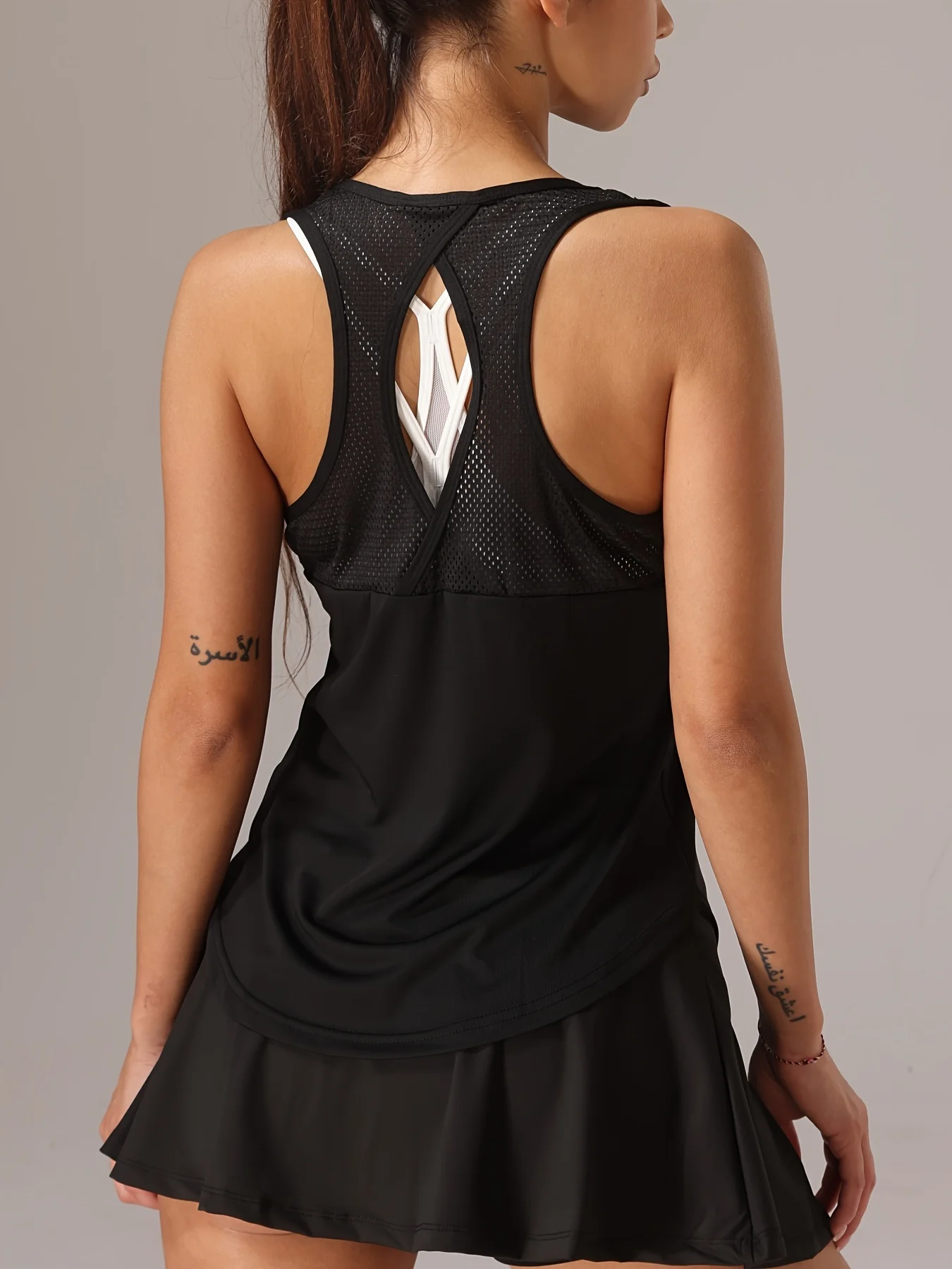 Camiseta sin mangas atlética para mujer: espalda de malla y diseño entrecruzado