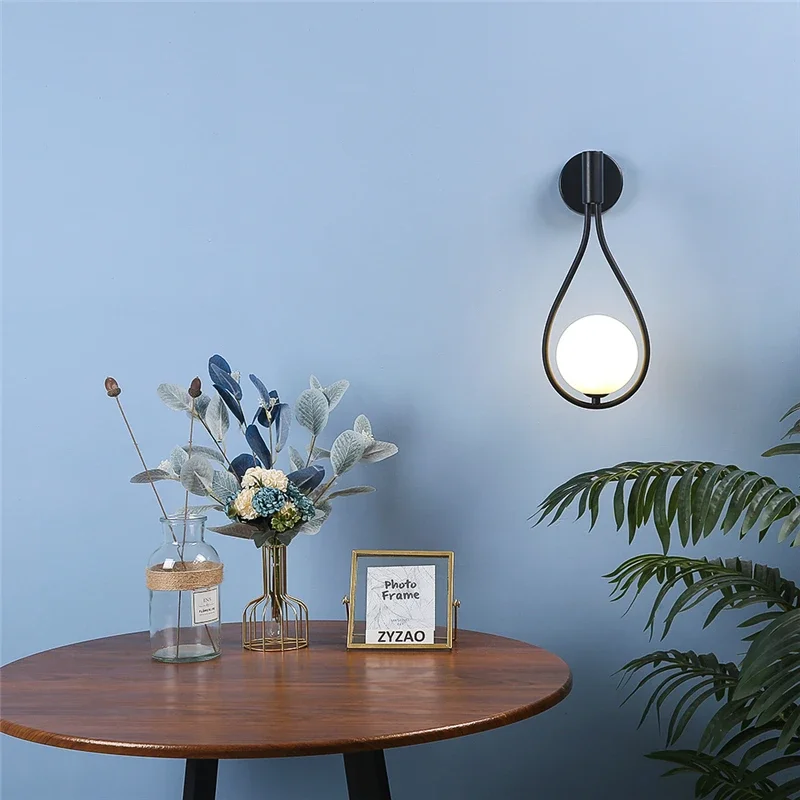 Lámpara de pared con bola de cristal de Metal moderna, lámparas de pared simples nórdicas para sala de estar, dormitorio, mesita de noche, pasillo, escalera, luces de pared