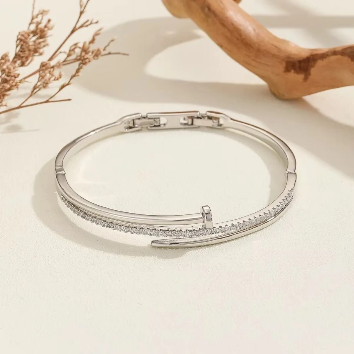 Una pulsera ajustable de la serie de circonitas con incrustaciones de cobre con un diseño dulce, romántico y de nicho, perfecta como regalo para niñas