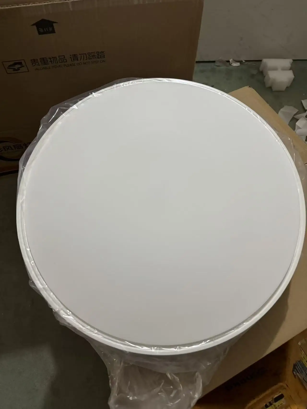 Ventilador de techo moderno invisible con luz LED, motor DC, gran volumen de aire, control remoto para dormitorio y comedor