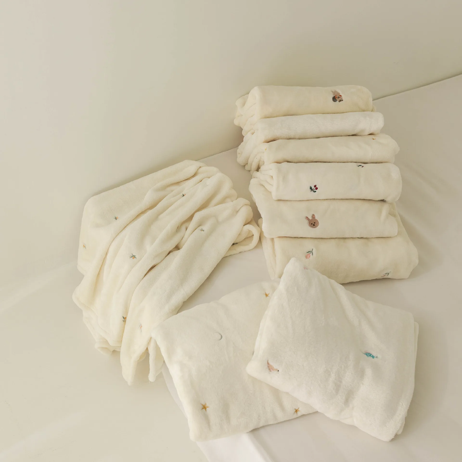 Manta de lana para bebé recién nacido, mantas para envolver al recién nacido, funda suave y cálida para cochecito, ropa de cama con bordado de oso, accesorios para bebés