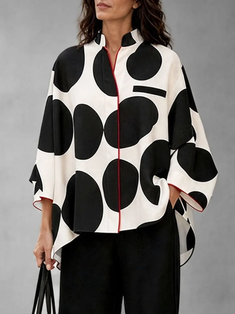 Blusa Yeezzi para Mujer con Cuello Alto y Grandes Lunares, Mangas 3/4, Ribete Rojo en Contraste, Corte Holgado, Bajo Asimétrico, Elegante y Casual para Oficina