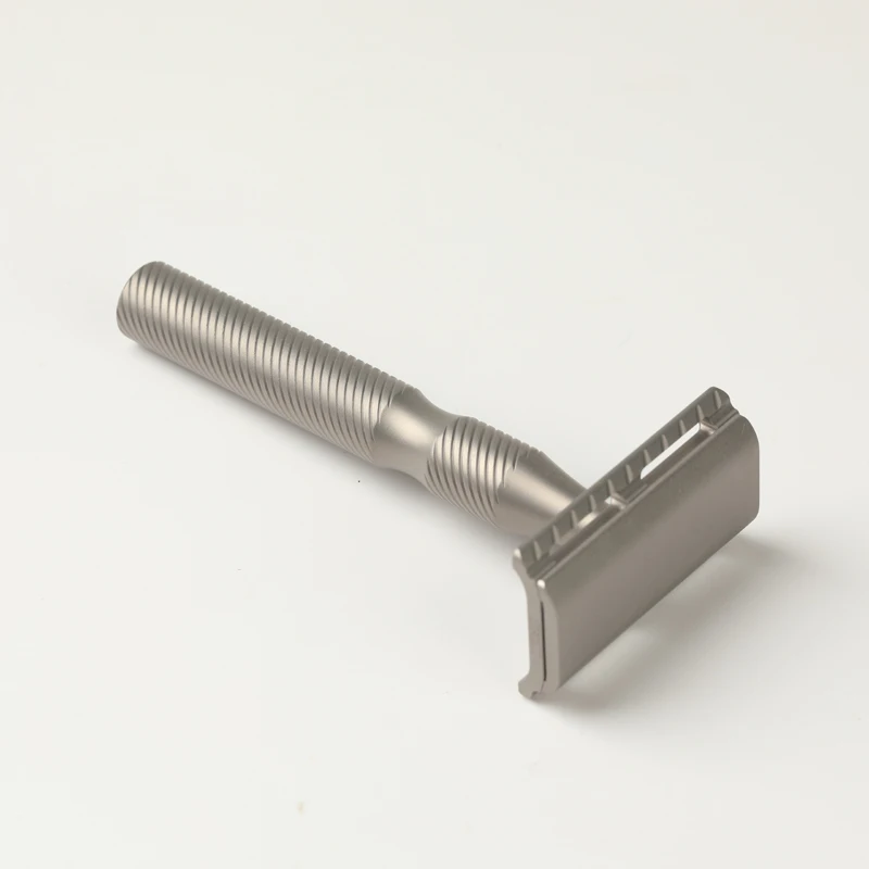 Maquinilla de Afeitar de Seguridad YAQI Ghost Titanium 1.10mm, Ligera para Afeitado Masculino, con Agarre Cómodo y Sensación de Equilibrio
