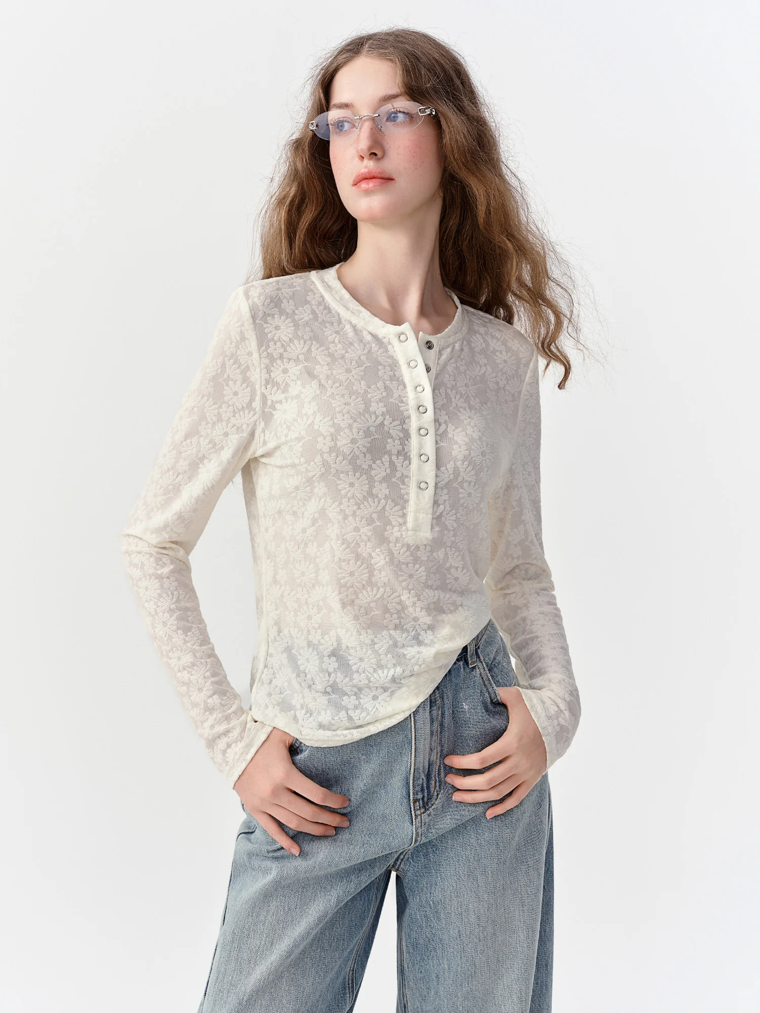 DUSHU 2026 Otoño Nueva Camiseta de Moda para Mujer, Blanca con Diseño Floral Azul, Cuello Henley, Manga Larga Acanalada, Disponible en Varios Tamaños