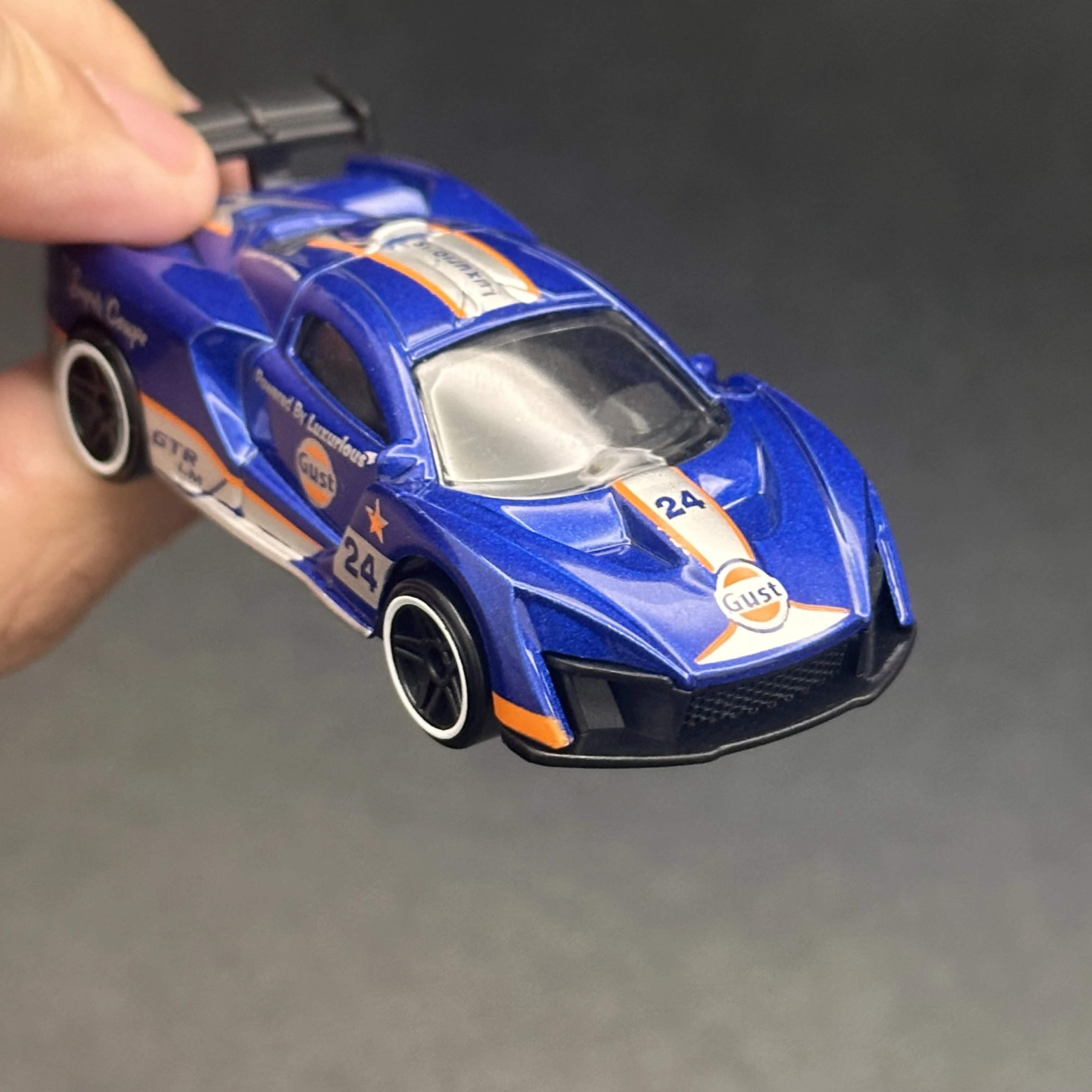 Modelo de coche de aleación fundida a presión a escala 1/64, mini vehículo de juguete con cuerpo de metal, regalo coleccionable realista para niños, cumpleaños y exhibición
