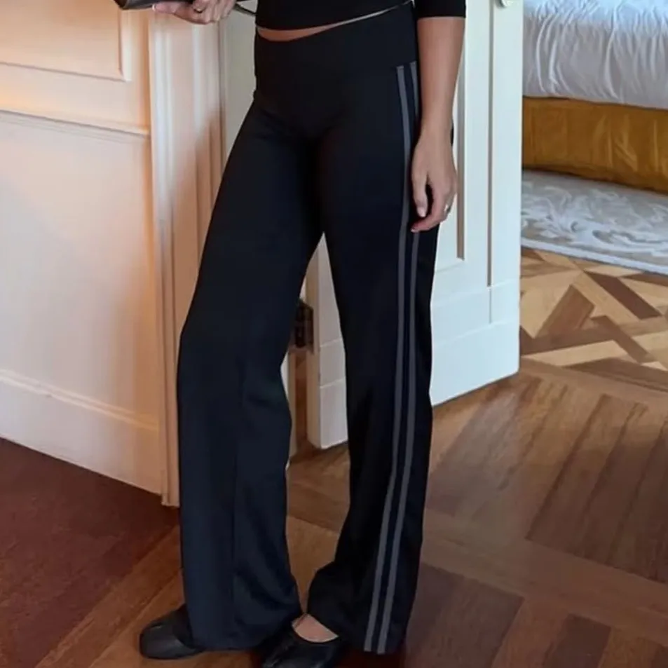 Pantalones de Yoga Negros Minimalistas de Cintura Baja con Rayas Laterales y Parches, Pantalones Casuales Versátiles para el Día a Día
