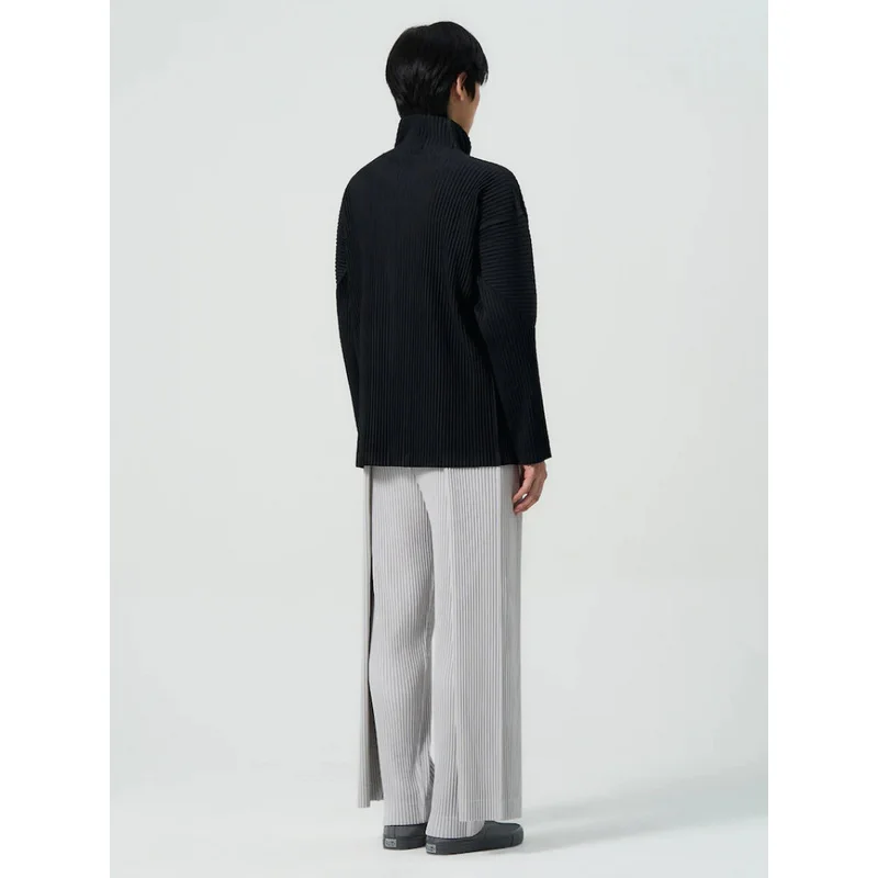 Chaqueta plisada Miyake para hombre con cremallera bidireccional; cárdigan estilo «plissé» de corte amplio y holgado; prenda de abrigo casual inspirada en el *streetwear* japonés.