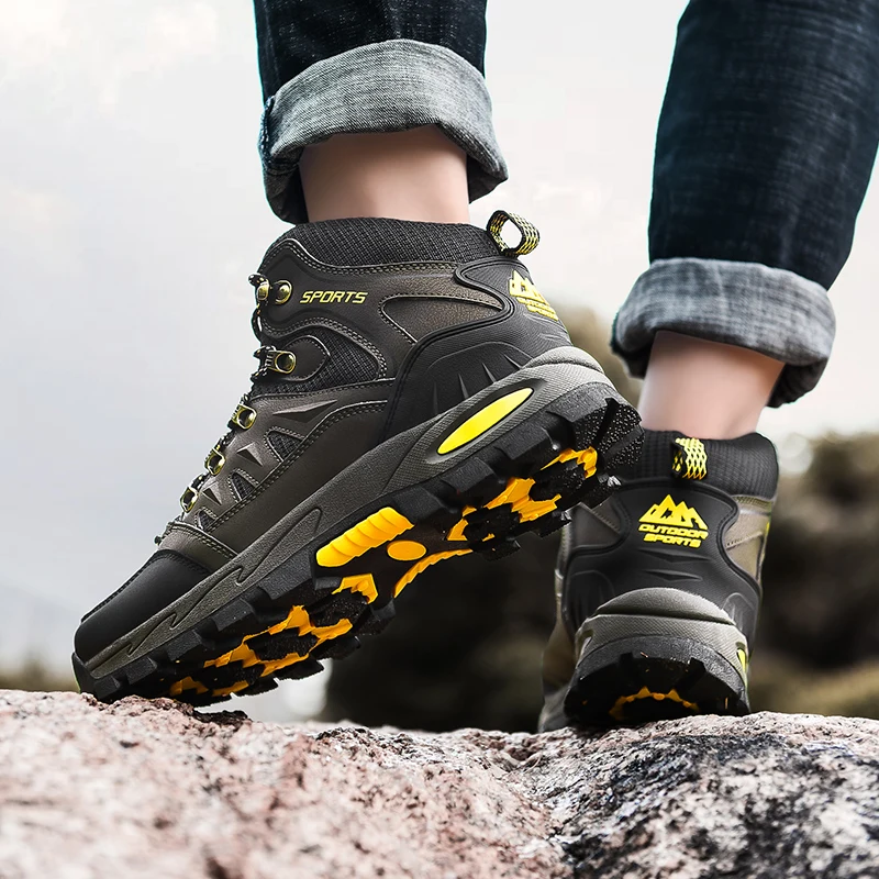 Nuevas botas de cuero para hombre, botas de senderismo impermeables para exteriores, zapatillas ligeras antideslizantes para hombre, botas de trabajo a la moda para el desierto