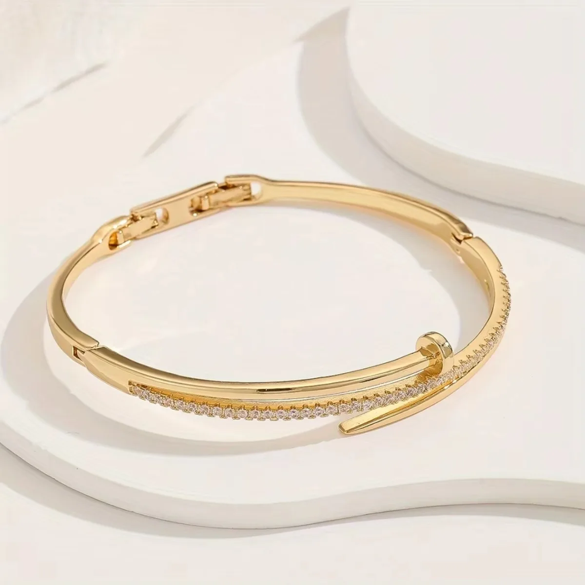 Una pulsera ajustable de la serie de circonitas con incrustaciones de cobre con un diseño dulce, romántico y de nicho, perfecta como regalo para niñas