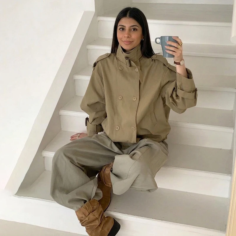 Chaqueta corta tipo trench para mujer, de corte holgado, con cuello alto, diseño de epaulettes, doble botonadura, estilo utilitario, para uso diario.