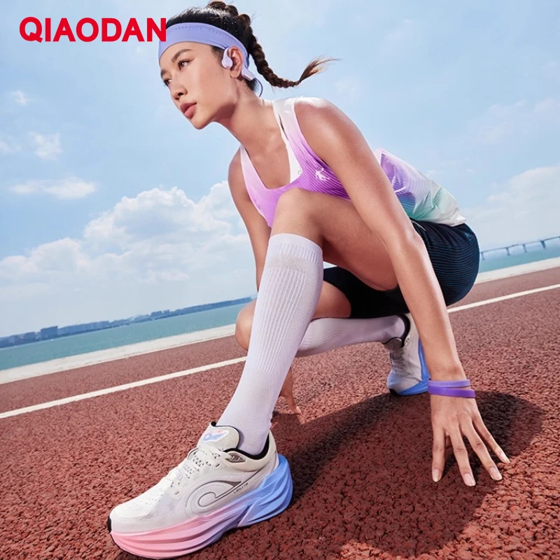 QIAODAN TG1.0 Zapatillas de running para mujer 2026, nuevas zapatillas de plataforma para carreras, absorción de impactos, suaves, para larga distancia QDB022253285