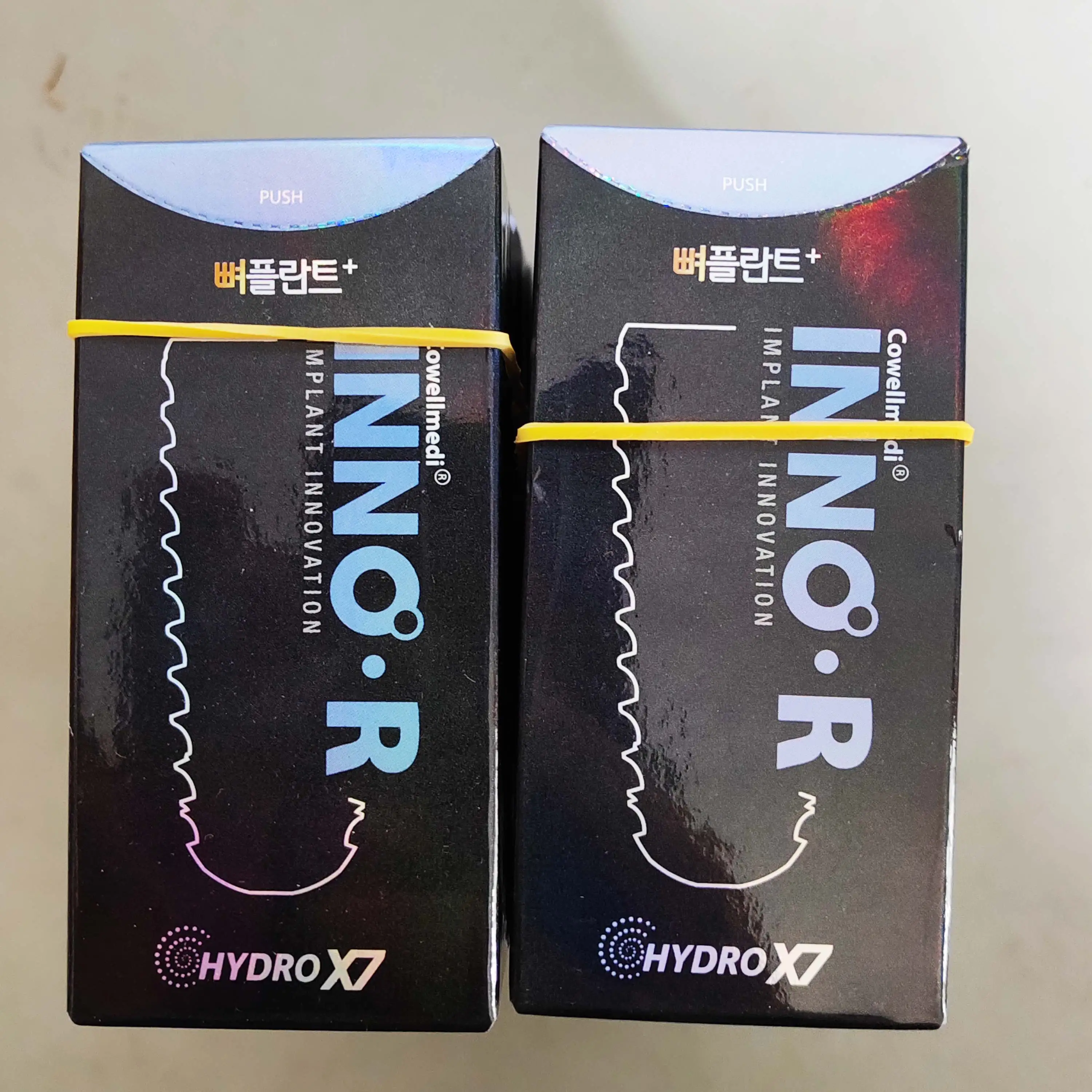 Implante dental sumergido Cowellmedi INNO SLA‑SH, con superficie activa hidrofílica, fijación de titanio y conexión Morse con hexágono interno.