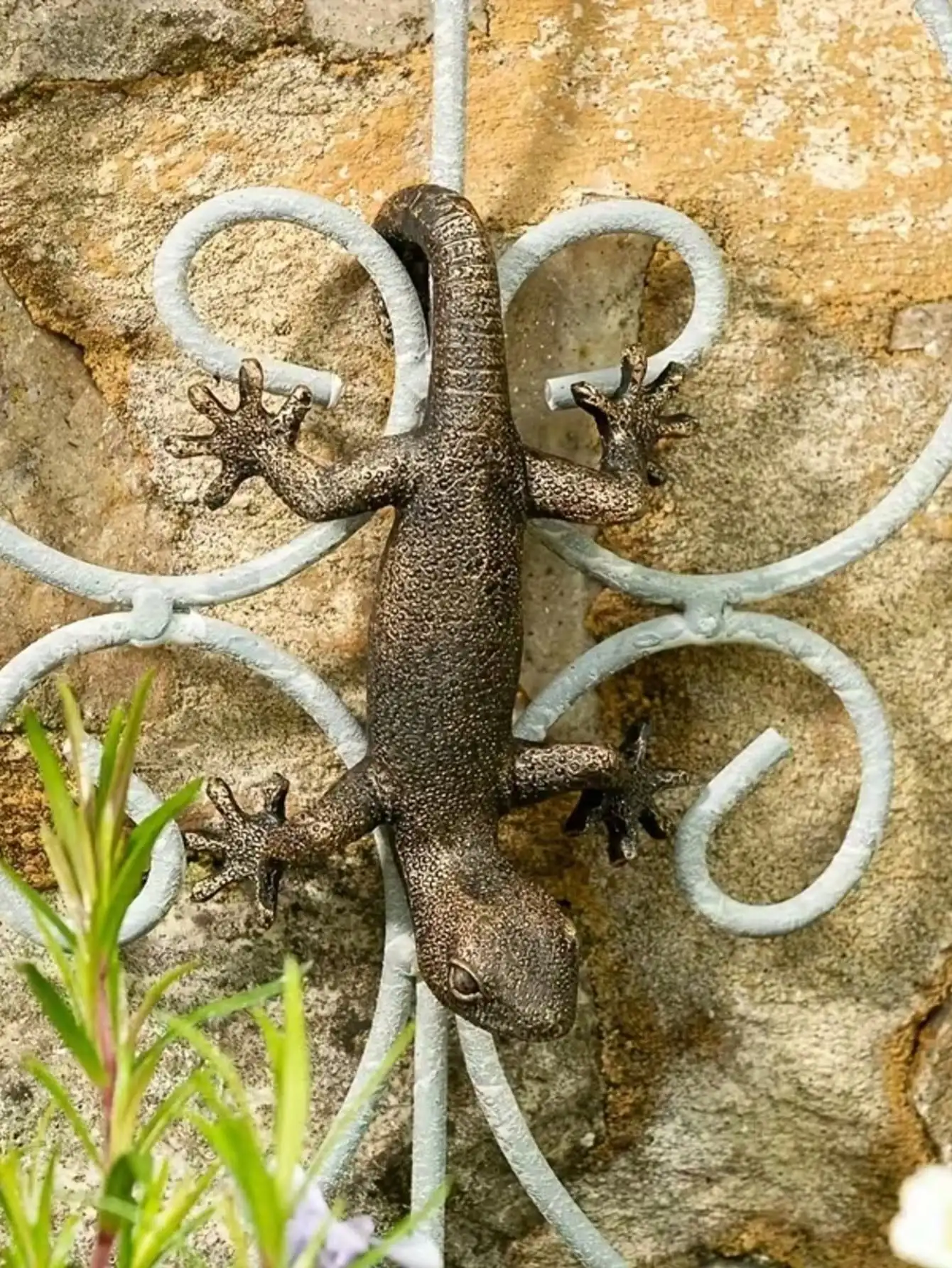 1 pieza de encantadora figura de Gecko de bronce para colgar en la pared, estatua de animal de resina para espacios exteriores, decoración perfecta para días festivos