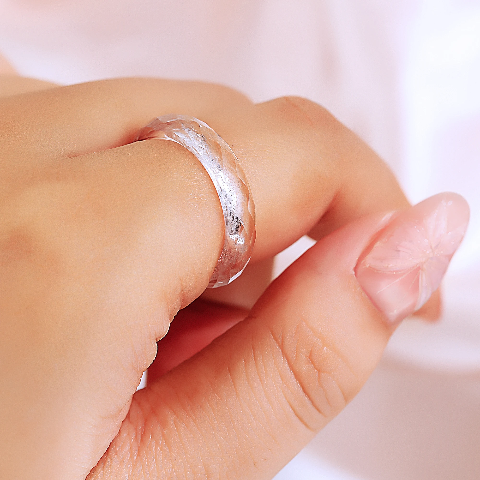 Anillo de zafiro blanco cultivado en laboratorio Eme Jewe, adecuado para uso diario.