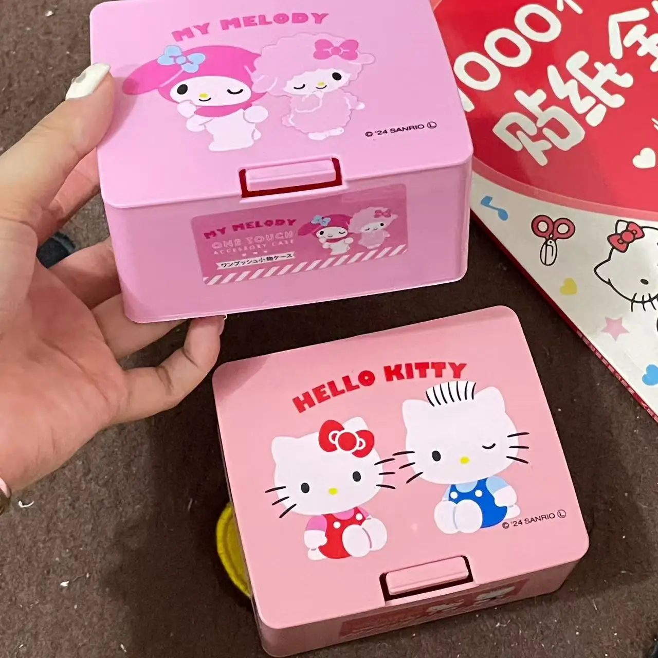 1 pieza de caja de almacenamiento de plástico Hellokitys Kuromi con tapa de apertura a presión - Almacenamiento moderno para hilo dental, almohadillas cosméticas y objetos pequeños