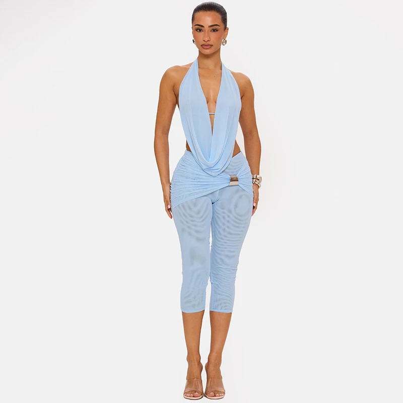 Conjunto de pantalones de cinco cuartos ajustados con cuello halter, tirantes y espalda descubierta