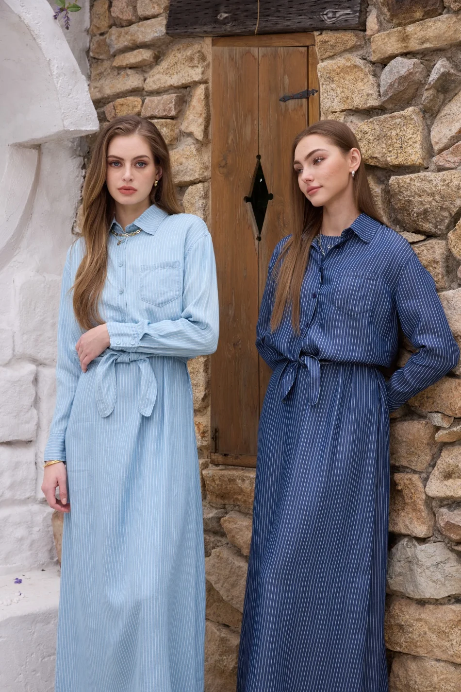 Conjunto de camisa cruzada y vestido a rayas de denim ligero de lyocell AS SS26, conjunto a juego, atuendo femenino moderno y vibrante.