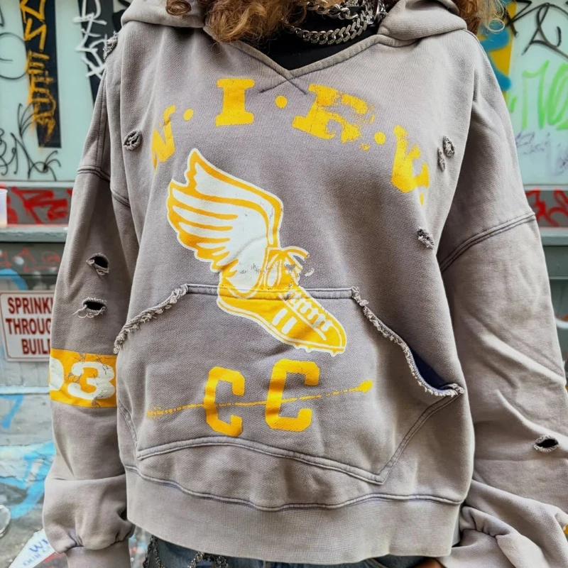 Sudadera Gris Universitaria Y2K con Gráfico de Zapatillas Aladas, Sudadera Corta Desgarrada, Estilo Retro Americano, Hip Hop, Streetwear, Unisex, Ropa Oversize