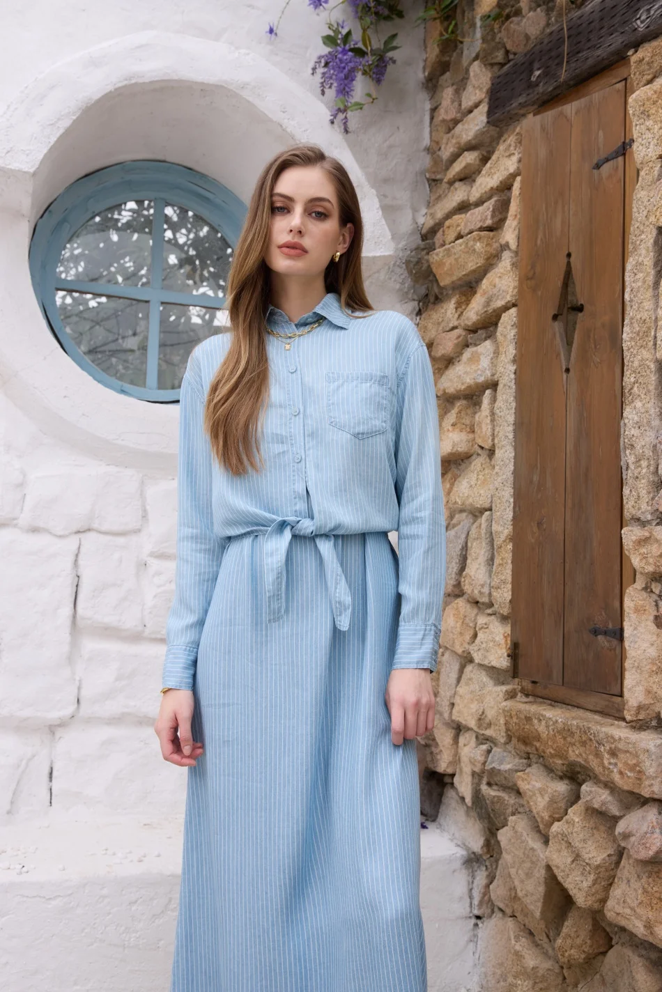 Conjunto de camisa cruzada y vestido a rayas de denim ligero de lyocell AS SS26, conjunto a juego, atuendo femenino moderno y vibrante.