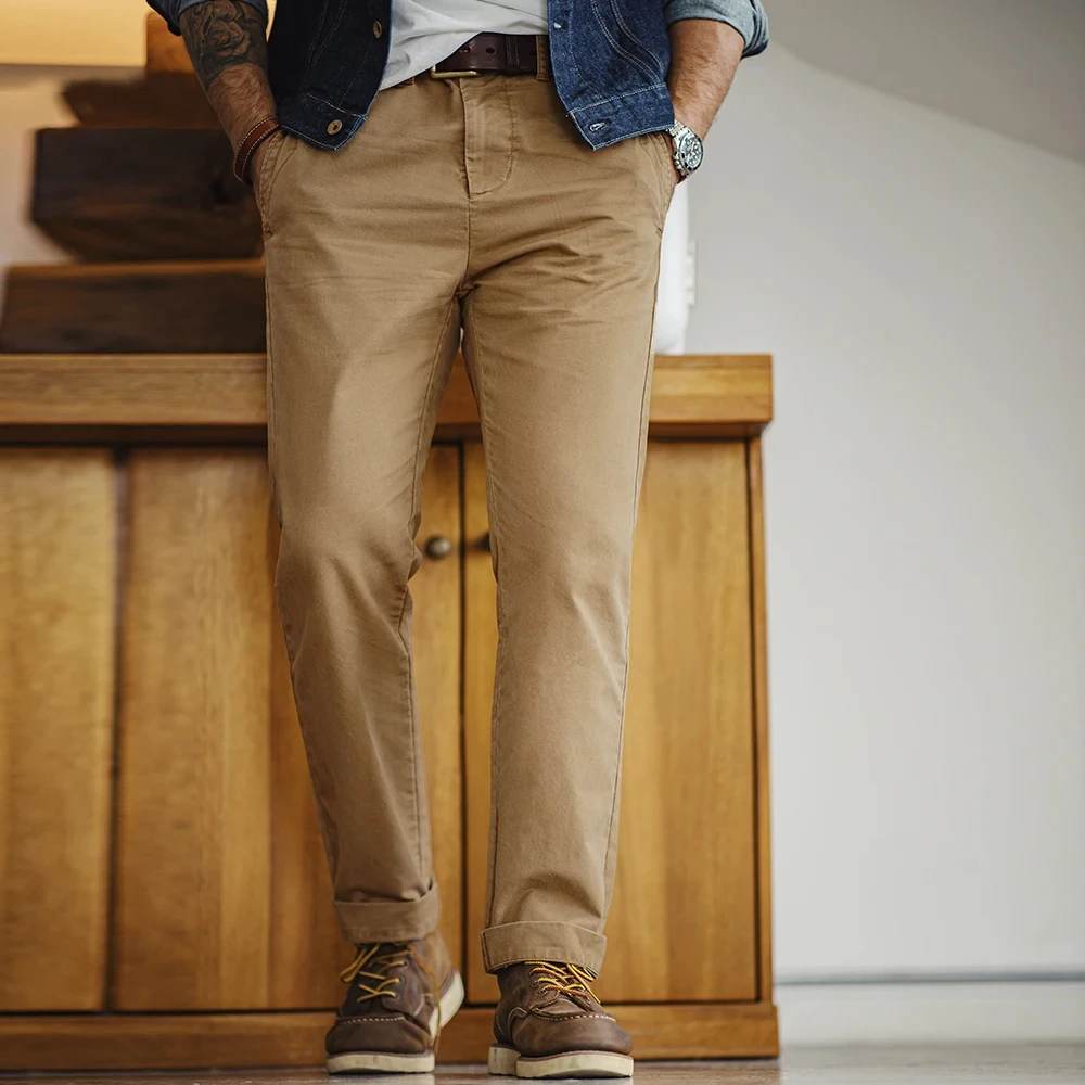 Maden presenta pantalones casuales vintage para hombre en color caqui, hechos de sarga de algodón pesado. Corte recto clásico, perfecto para el trabajo en otoño, con cierre de cremallera que brinda comodidad y estilo