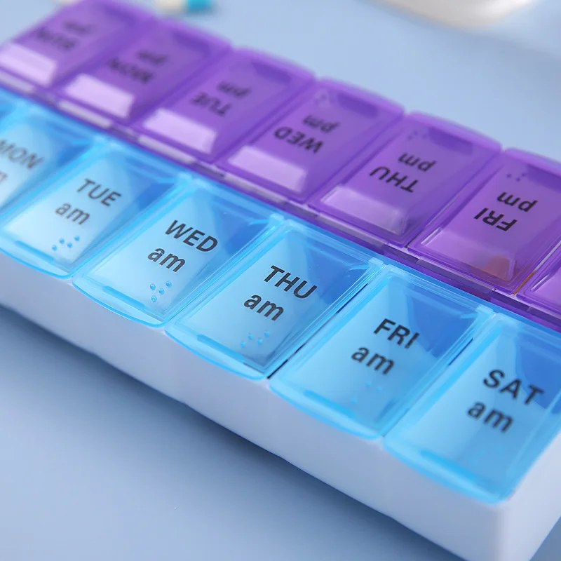 Caja de medicamentos portátil de doble fila, pequeña, de gran capacidad para siete días a la semana, con 14 compartimentos y tapa abierta para almacenamiento de medicamentos.