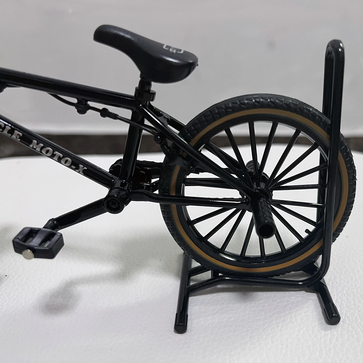Miniatura de Bicicleta de Aleación a Escala 1:8, Decoración de Metal Fundido a Presión, Bicicleta de Montaña Negra, Simulación, Colección, Regalos, Juguetes para Niños