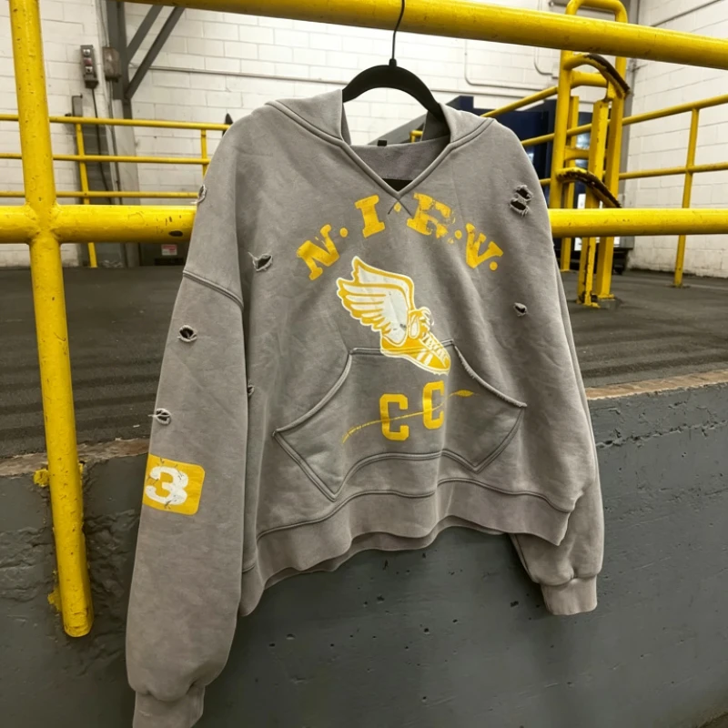 Sudadera Gris Universitaria Y2K con Gráfico de Zapatillas Aladas, Sudadera Corta Desgarrada, Estilo Retro Americano, Hip Hop, Streetwear, Unisex, Ropa Oversize
