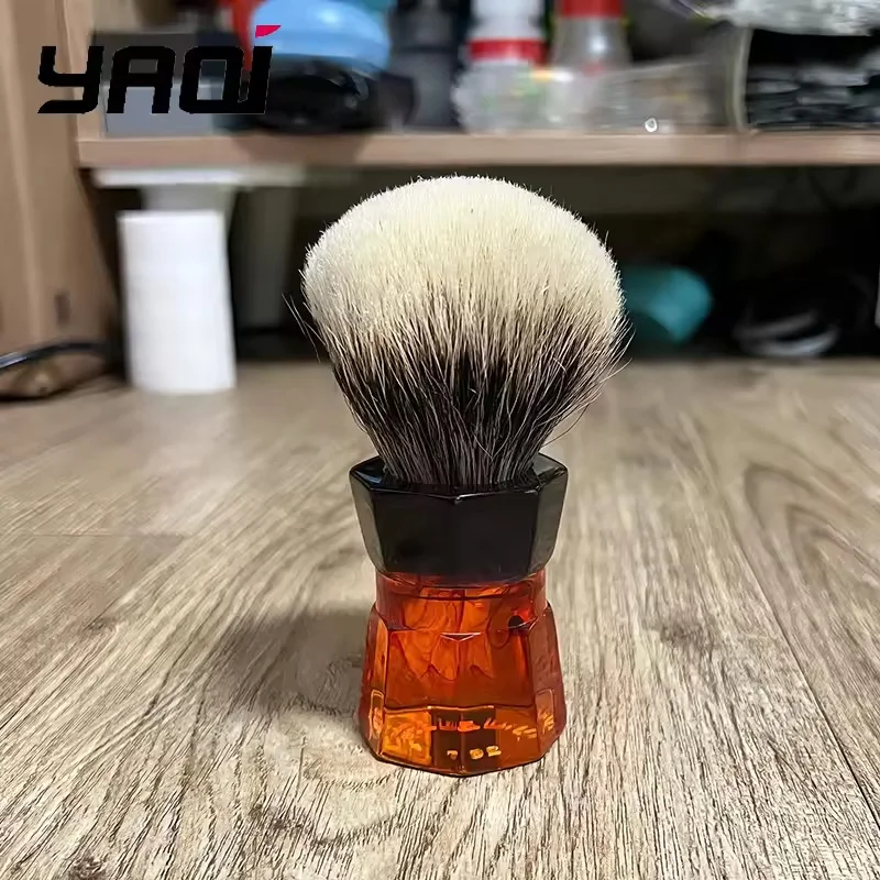 Brocha de Afeitar 2026 YAQI, Brocha de Afeitar de Cerdas Premium, Mango Hexagonal de Resina Negra con Marmoleado Rojo Ámbar, Brocha de Espuma para Afeitado Húmedo para Hombres