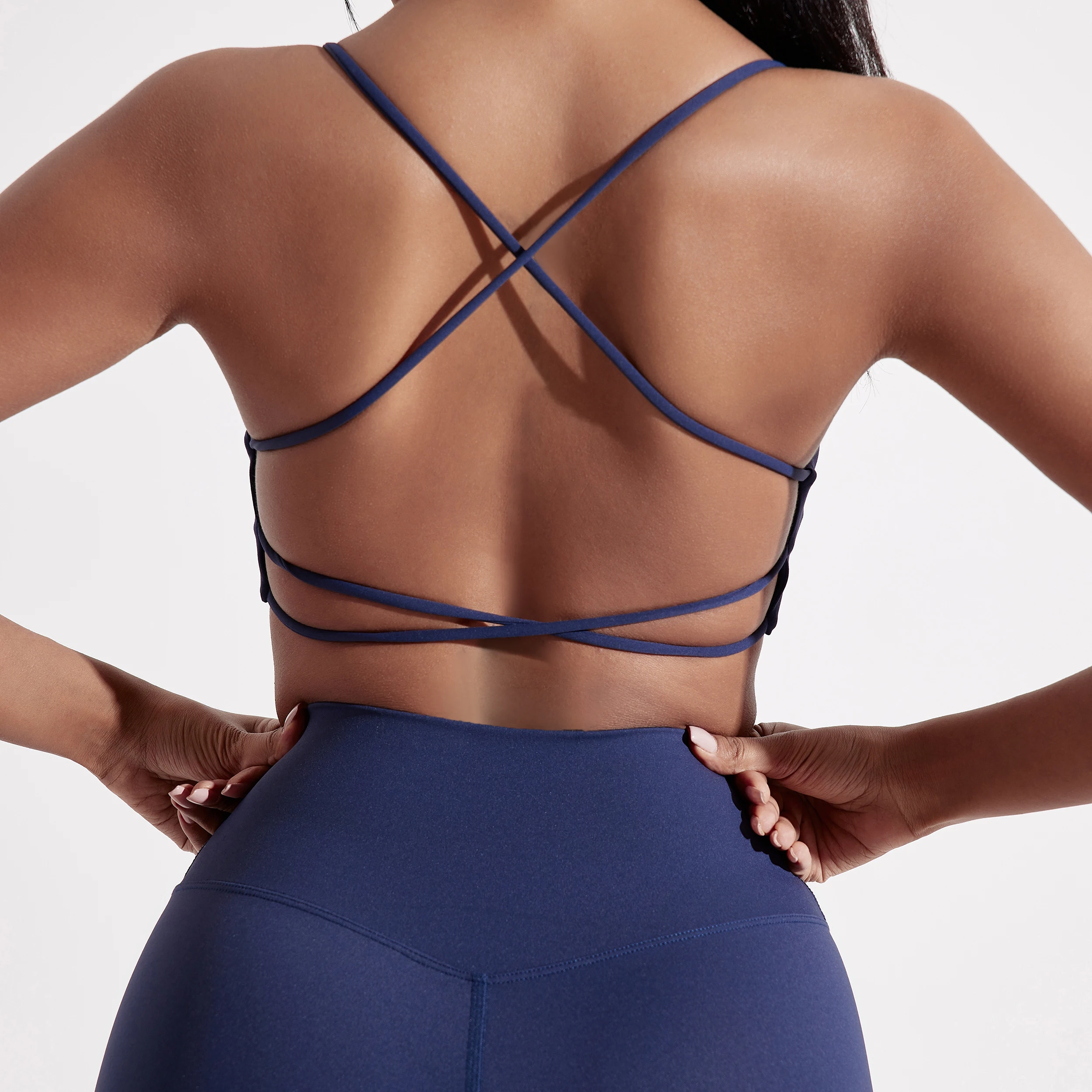 Ropa interior de Color sólido con espalda cruzada para mujer, Sujetador deportivo para Fitness, Top para Yoga, entrenamiento integral, almohadilla para el pecho, correa de espagueti, belleza