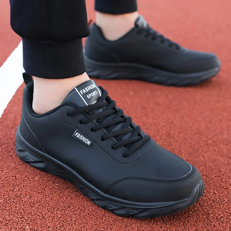 Zapatos para correr para hombre, zapatos para caminar planos y cómodos con parte superior de PU negra, zapatos deportivos informales de cuero ligeros y de pies anchos