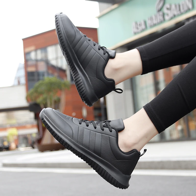 Par de zapatos de Chef causales para las cuatro estaciones, nuevo, ligero, suela suave, cómodo, a prueba de aceite, zapato de cuero para trabajo de negocios para hombres y mujeres