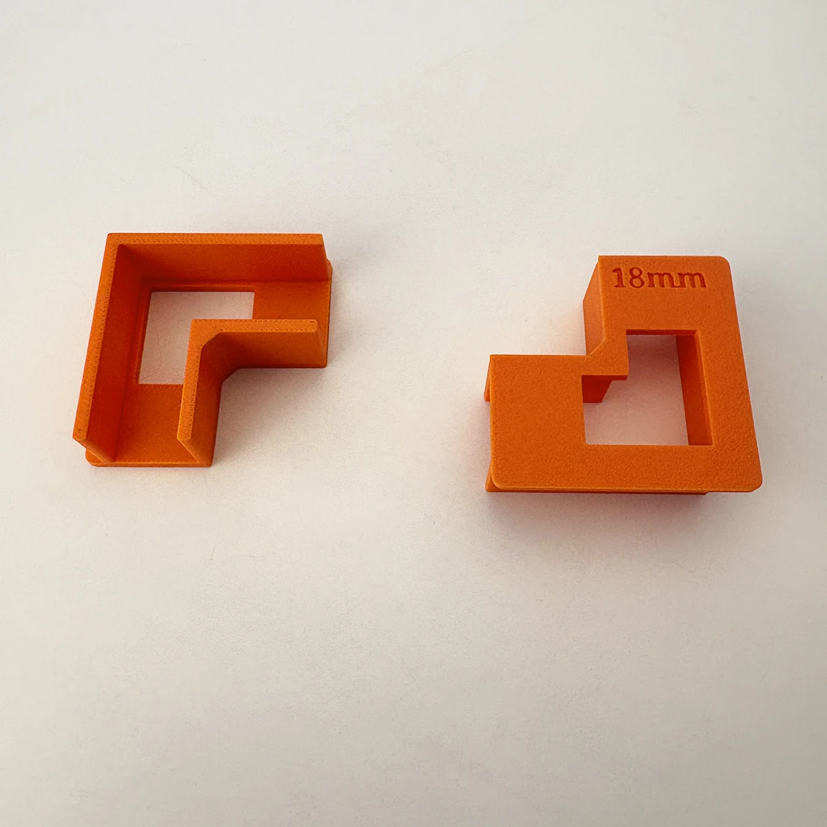 2 Piezas de Clips de Posicionamiento en Ángulo Recto para Carpintería, Soportes para Estantes, Herramientas y Accesorios para Trabajos en Madera, Herramientas Auxiliares de Posicionamiento para el Montaje de Muebles de Panel, Soportes de Esquina, Abrazaderas de Unión para Tableros de Bricolaje, Herramientas de Posicionamiento, Abrazaderas Auxiliares para Perforación e Instalación en Carpintería, Soportes de Fijación, Clips Auxiliares, Ángulos Rectos, Aptos para el Montaje de Armarios, Instalación de Gabinetes, Montaje de Armarios de Almacenamiento, Fabricación de Soportes para Carpintería, Herramientas Auxiliares de Posicionamiento para Carpintería, Soportes de Esquina