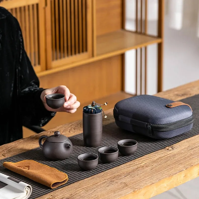 Un bote de arcilla púrpura, cuatro tazas, juego de té portátil para exteriores, juego de té de viaje, regalo para amigos