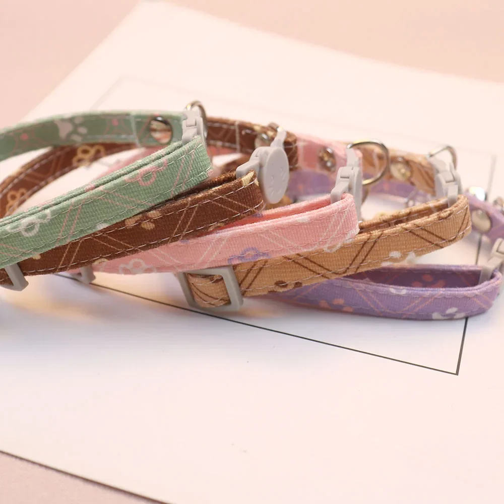 Collar bonito para mascotas con campana para perros pequeños, cosas para cachorros y gatitos, accesorios, Collar desmontable con huella ajustable para gatos