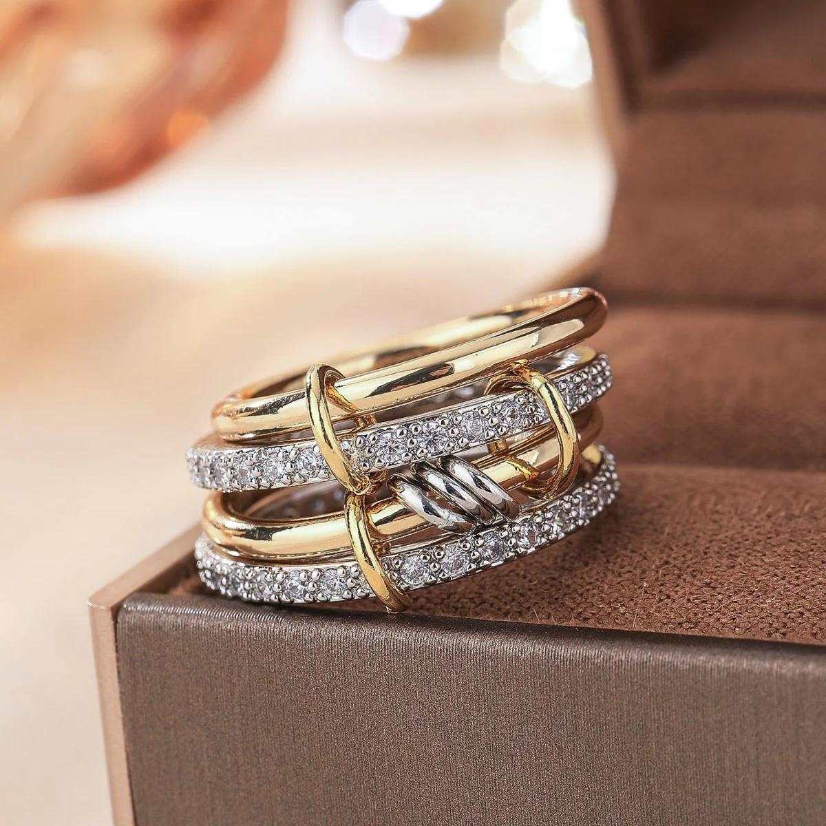 Un nicho de anillo de joyería de cobre de cuatro anillos de dos colores, hipoalergénico, estilo Ins, artefacto de apilamiento, adecuado para mujeres jóvenes