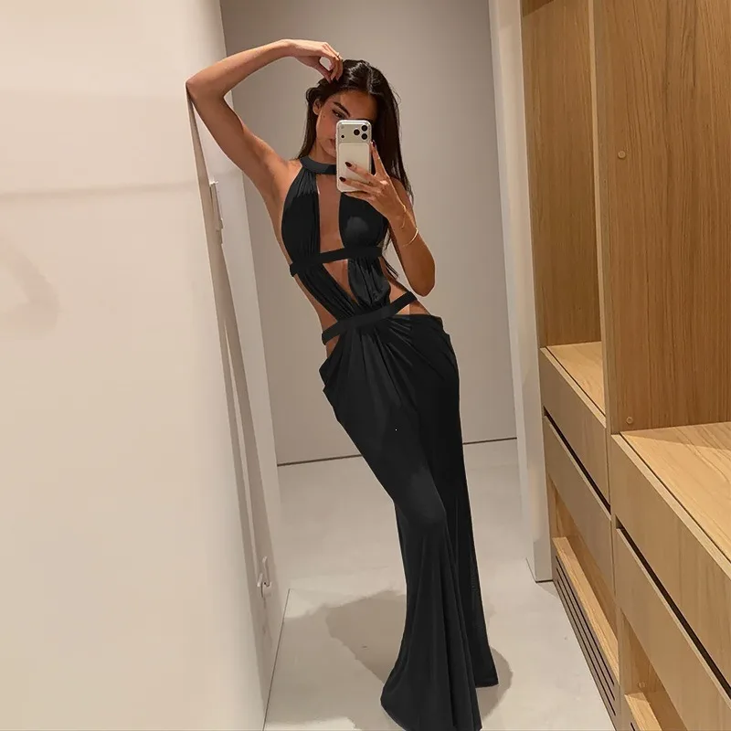 Vestido largo sexy de mujer con cuello halter, sin mangas, espalda descubierta, cintura alta y tiras brillantes, color liso.