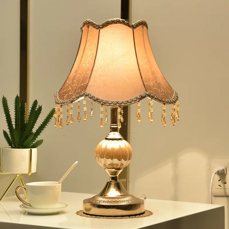 Lámpara de mesa de estilo europeo, lámpara de noche para dormitorio, táctil, Simple, moderno, romántico, creativo, Retro, lámparas de mesita de noche para el hogar, luz decorativa
