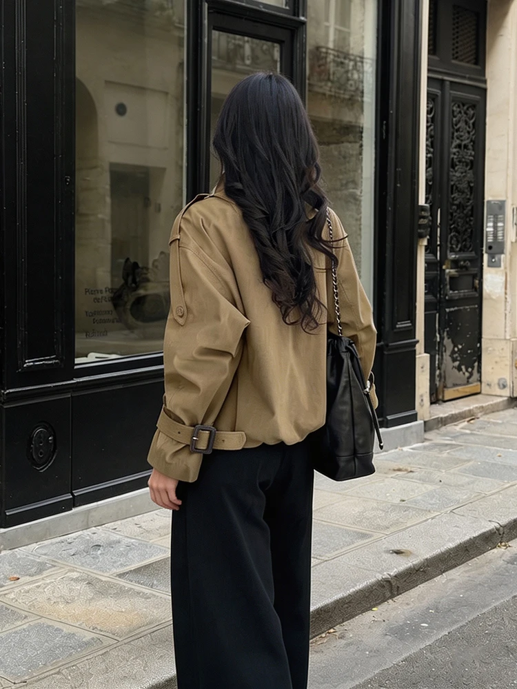 Chaqueta corta tipo trench para mujer, de corte holgado, con cuello alto, diseño de epaulettes, doble botonadura, estilo utilitario, para uso diario.