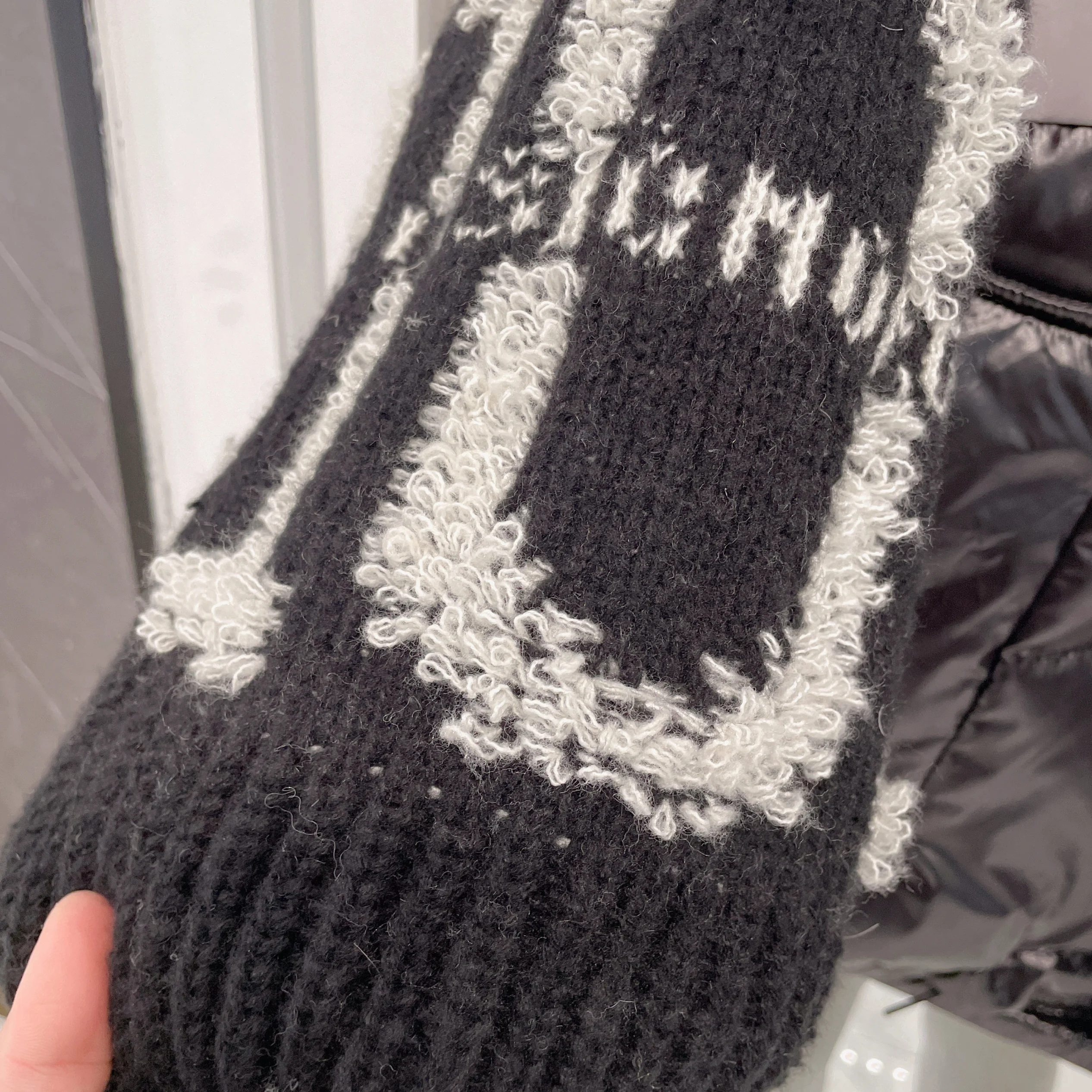 Nueva marca de moda, chaqueta vaquera con capucha de retazos para mujer, mangas tejidas, chaqueta de plumón de pato blanco gruesa con flores y letras