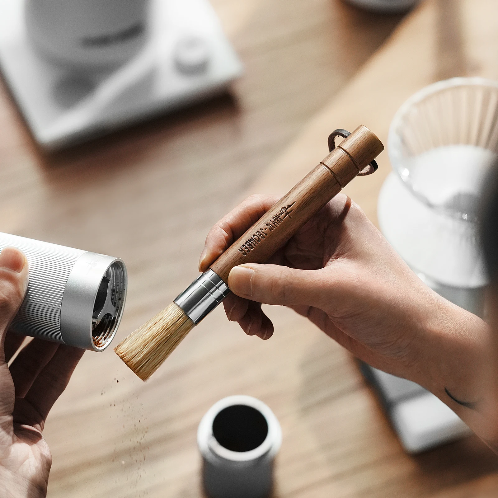 Juego de cepillos sopladores de aire MHW-3BOMBER para limpieza de molinillos de café, herramienta de limpieza de polvo para cámaras, cepillo de limpieza de café con mango de madera de nogal