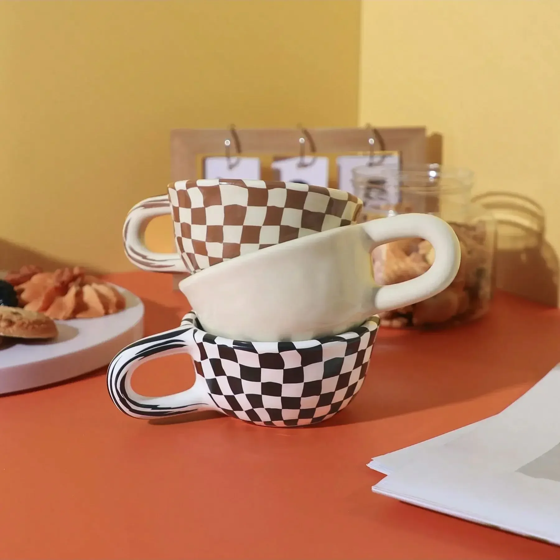 Taza de té con patrón de cuadros de cerámica creativa, taza de café de tablero de ajedrez irregular, 1 ud.