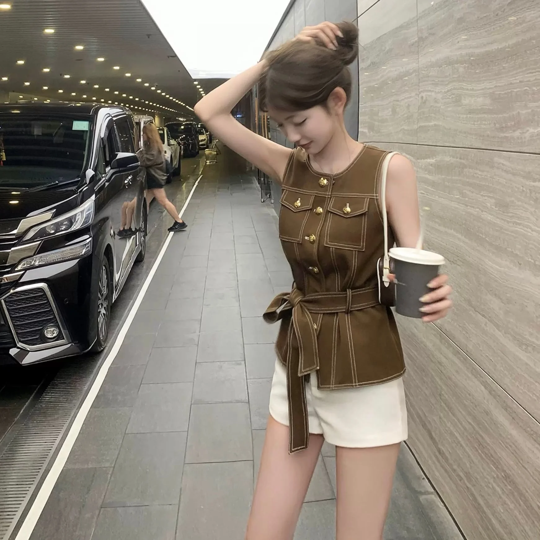 Conjunto de moda japonesa 2026: Nuevo chaleco vaquero retro con botones, pantalones cortos, cinturón con hebilla dorada cosida Y2K y pantalones rectos a la moda.