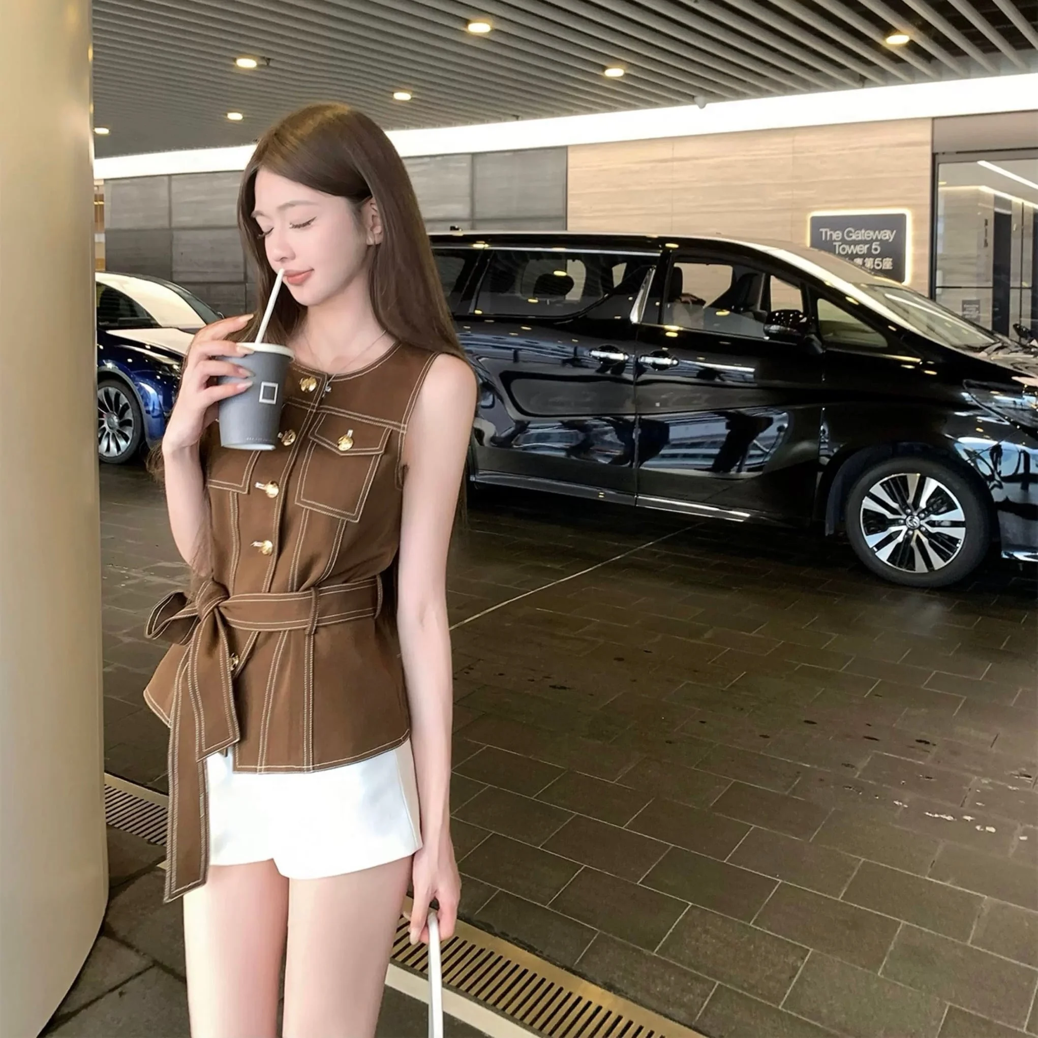 Conjunto de moda japonesa 2026: Nuevo chaleco vaquero retro con botones, pantalones cortos, cinturón con hebilla dorada cosida Y2K y pantalones rectos a la moda.