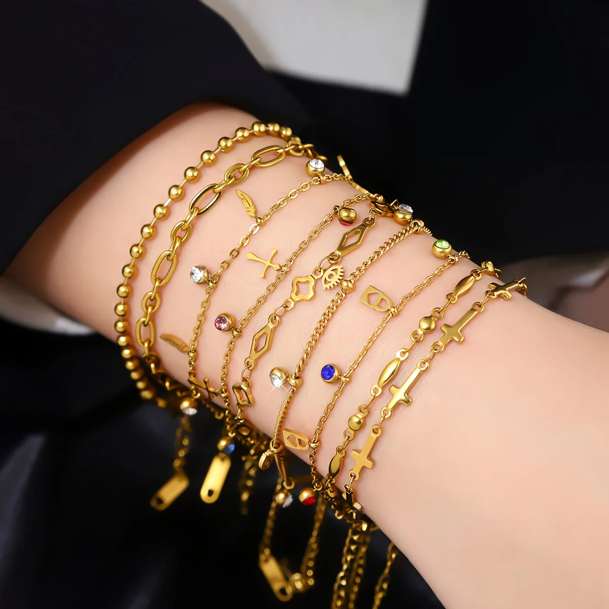 Conjunto aleatorio de 8 pulseras de acero inoxidable chapadas en oro de 18 quilates para mujer, elegantes y lujosas, con un diseño único y con estilo, adecuadas para todas las estaciones.
