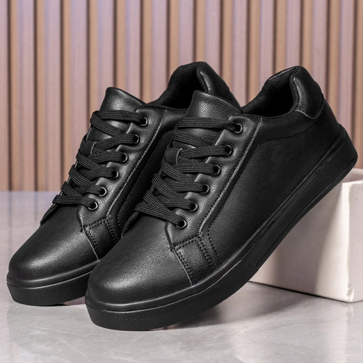 Zapatos de hombre, cómodos zapatos informales para monopatín, zapatillas de ocio sólidas blancas y negras, zapatos ligeros para caminar, Tenis Masculino